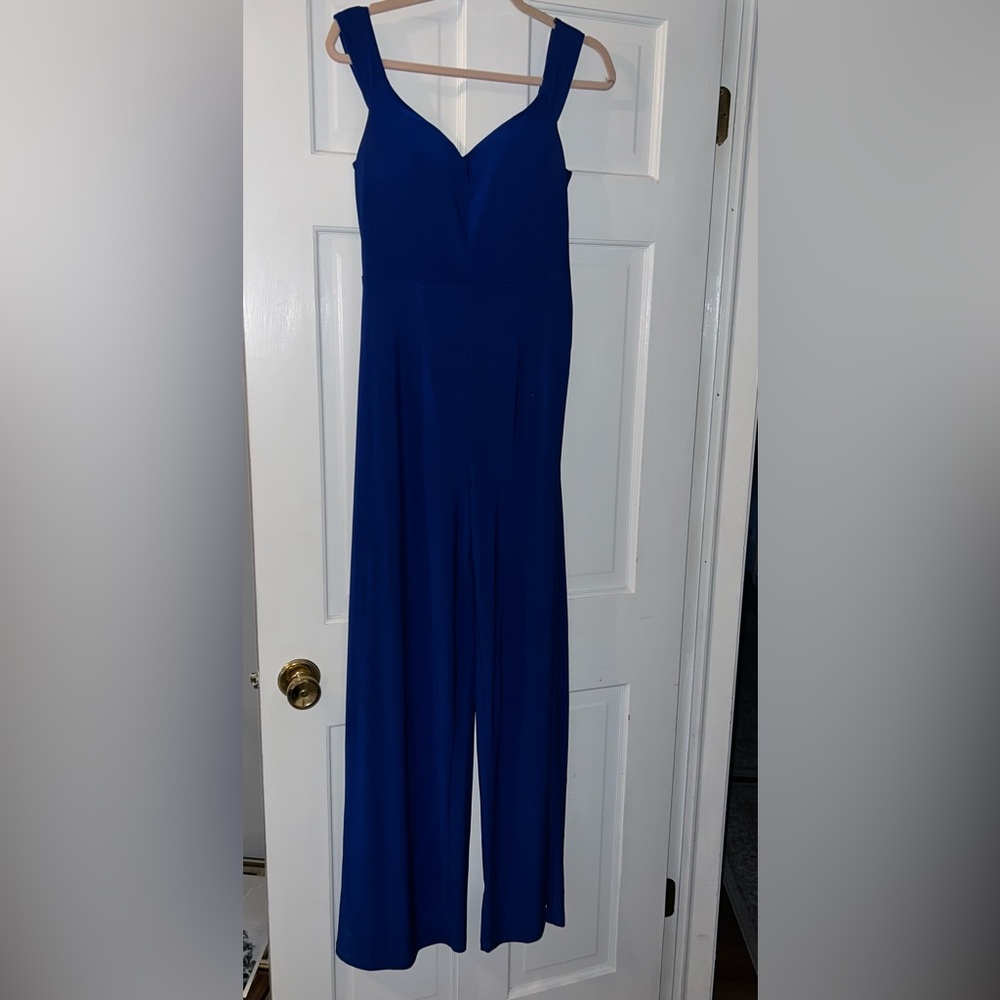 Royal Blue, crisscross open back, zipper on size. Super stretchy, and has cups